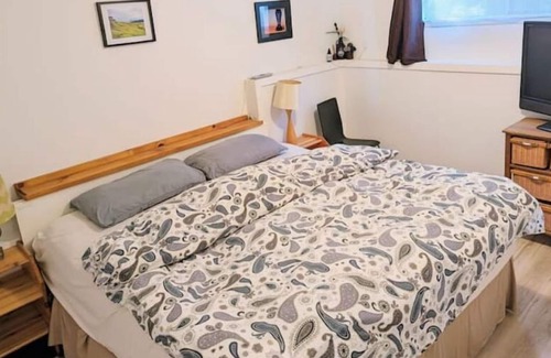 Granthams Landing House | Ocean View 1 or 2 Bed Room Green House Gibsons