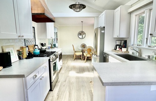 Summerland House | Ocean View Bungalow - walk to everything!