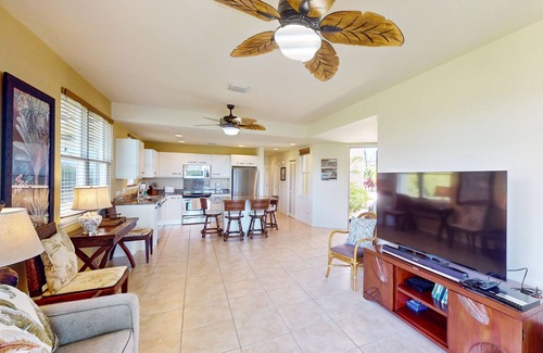 Kahaluu Bay Condo | Ocean-view condo with lanai, shared pool, hot tub, fitness center & bbq area