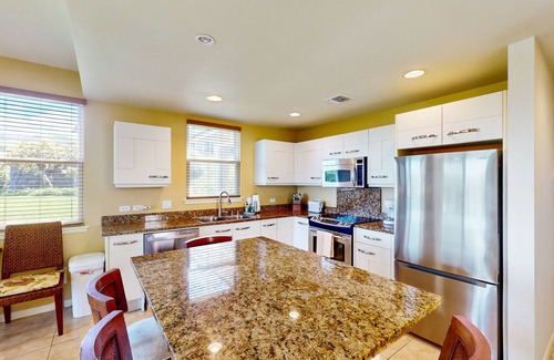 Kahaluu Bay Condo | Ocean-view condo with lanai, shared pool, hot tub, fitness center & bbq area