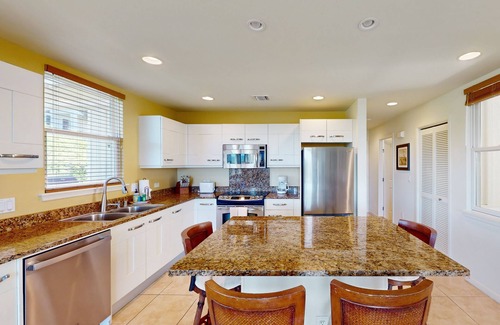 Kahaluu Bay Condo | Ocean-view condo with lanai, shared pool, hot tub, fitness center & bbq area