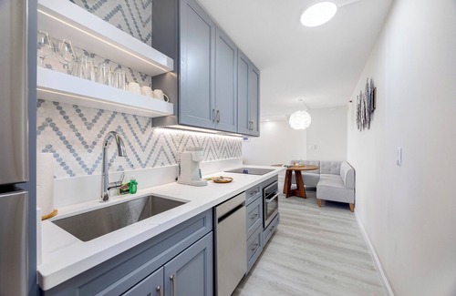 Waikiki Condo | Ocean View Escape, Walk to Waikiki Beach + Parking