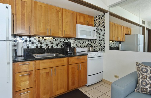 Waikiki Condo | Ocean View in Heart of Waikiki! AC, Wi-Fi, Full Kitchen, 5-min walk to beach!