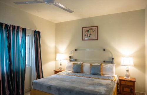 Montego Bay House | Ocean View King Room at Sahara Hotel