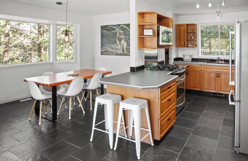 Tonquin Beach House | Ocean View! Located minutes away from Tonquin Beach & 5 minute walk to town.