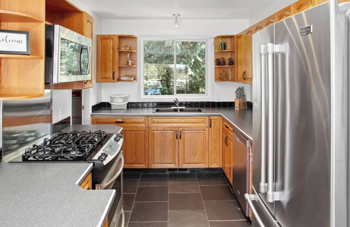 Tonquin Beach House | Ocean View! Located minutes away from Tonquin Beach & 5 minute walk to town.