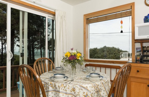 Yachats House | Ocean View Quiet Street, 2 minutes to 804 Trail & Dog Friendly