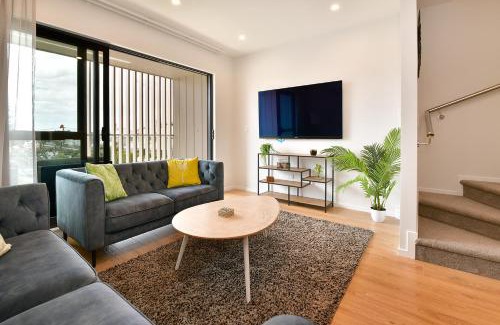Orewa House | Ocean View Retreat - Orewa Beach