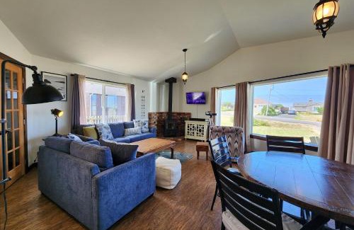 Yachats House | Ocean View, Walk to Everything! Dog Friendly! Wheelhouse Cottage