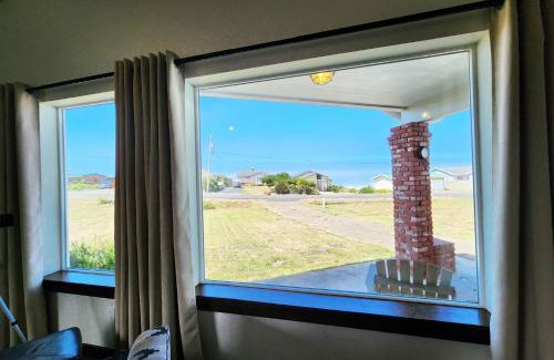 Yachats House | Ocean View, Walk to Everything! Dog Friendly! Wheelhouse Cottage