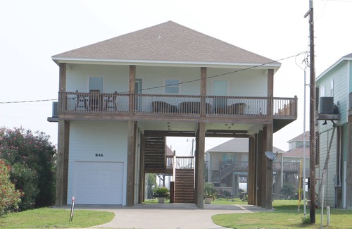 Crystal Beach House | Ocean views from 2 decks, steps away from the beach, kid friendly, wifi