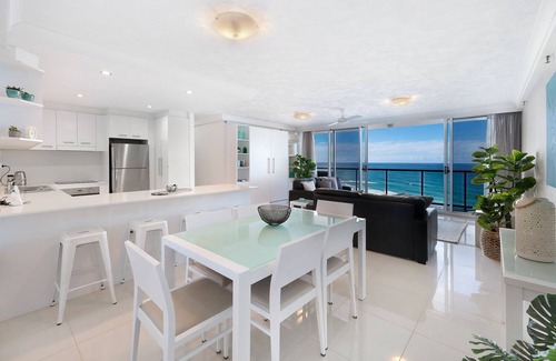 Surfers Paradise Apartment | Ocean views on esplanade