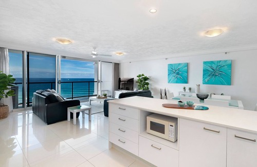 Surfers Paradise Apartment | Ocean views on esplanade