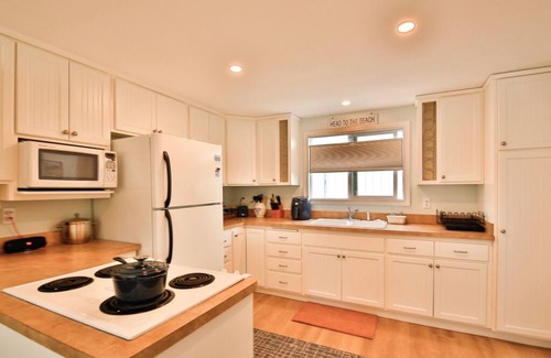 Florence House | Ocean Views, Sounds & Sunsets, 0.3 walk to Beach - 6beds, sleeps 9, dog friendly