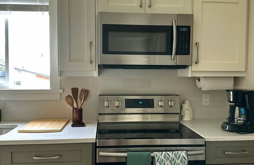 Colwood Apartment | Oceana Retreat: Cozy 1BR with Outdoor Oasis