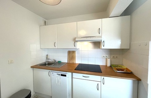 Vieux-Boucau-les-Bains Apartment | Oceanfront T3 Apartment with Terrace & Parking at Vieux-Boucau - Sleeps 4