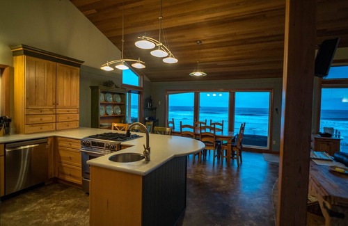 Arch Cape House | Oceanfront, Amazing View, Hot Tub Facing Ocean