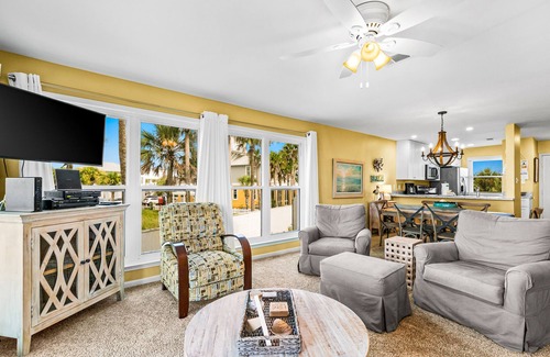 Sunnyside Condo | Oceanfront condo with outdoor pool, ocean view, high-speed WiFi & washer/dryer