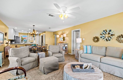 Sunnyside Condo | Oceanfront condo with outdoor pool, ocean view, high-speed WiFi & washer/dryer