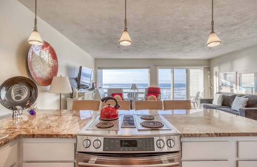 Newport Condo | Oceanfront Condo in the Heart of Nye Beach-Steps to the Best Restaurants!