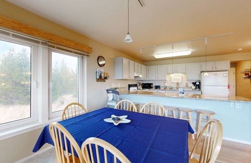 Long Beach Condo | Oceanfront Condo with stunning views, WIFI, W/D, fireplace, & great location