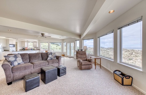 Bandon House | Oceanfront dog-friendly house w/deck overlooking the water