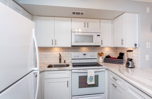 Jacksonville Beach Condo | Oceanfront GORGEOUS renovated 2bed 2bath garage, elevator, pool HAS EVERYTHING