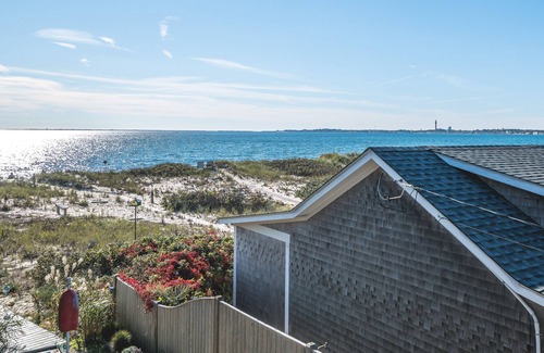 North Truro Apartment | Oceanfront hideaway with full kitchen, AC, sunrise-view balcony