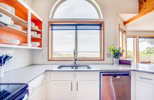 Yachats House | Oceanfront Home on Miles of Sandy Beach! Hot Tub/Game Room! Near Yachats!