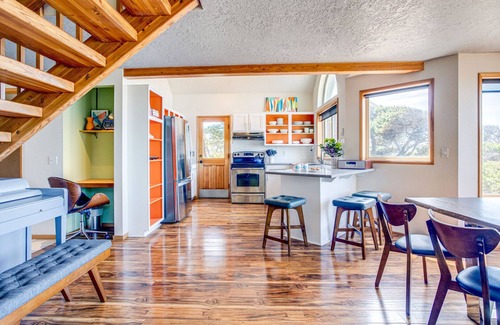 Yachats House | Oceanfront Home on Miles of Sandy Beach! Hot Tub/Game Room! Near Yachats!