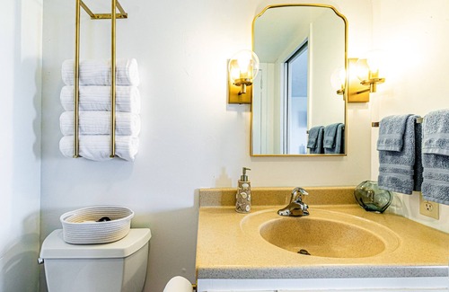 Kapoho House | Oceanfront in Hilo Hale Kai Suites - Moana Room - King Bed, Private Bathroom
