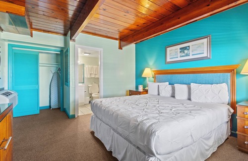 Fort Pierce Hotel | Oceanfront Inn, Partial Ocean View, King Bed, #7