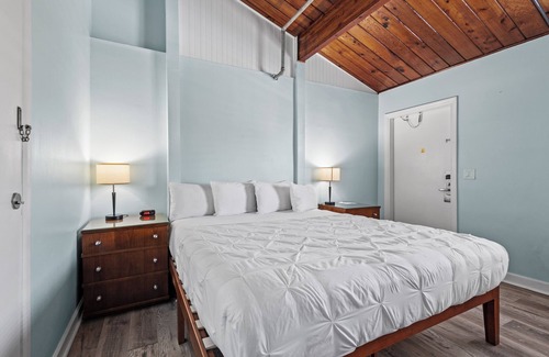 Fort Pierce Hotel | Oceanfront Inn, Standard Room, King Bed, Inlet View, #15