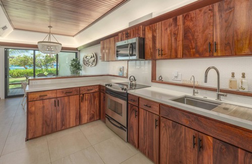 Historic Lahaina Front Street Condo | Oceanfront luxury 3bd condo on Baby Beach