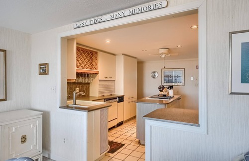 Barnstable House | Oceanfront on Sunset Lane - Clean & Spacious with Central AC!