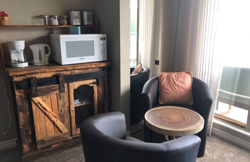 North Oyster Condo | Oceanfront Panoramic View Bachelor Condo At Inn of the Sea in Yellowpoint.