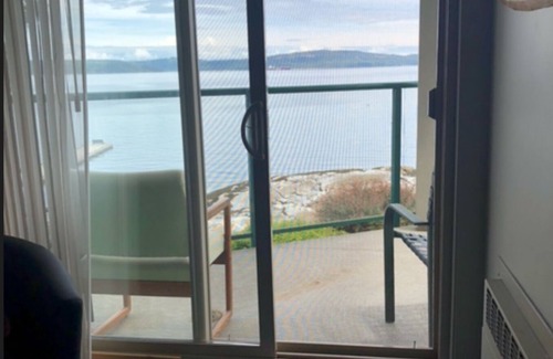 North Oyster Condo | Oceanfront Panoramic View Bachelor Condo At Inn of the Sea in Yellowpoint.