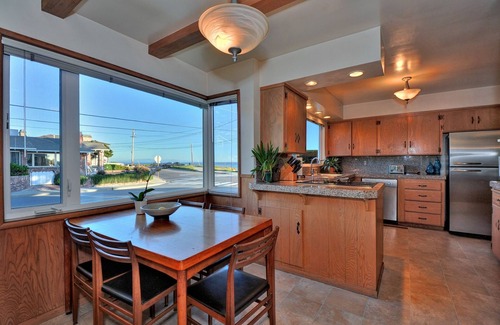 Westside Santa Cruz House | OCEANFRONT@ SANTA CRUZ BEACH *Complete Privacy* Backyard, Beach, Views, DOG OK!