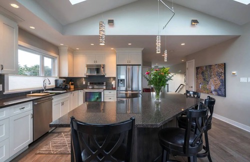 Saanich East House | Oceanfront/Self Check-in/Out/Wifi/Views/High Cleaning Standards/Luxury Getaway