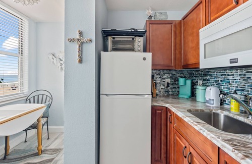 Bostwick Park Condo | Oceanfront studio, beautiful views, private balcony, kitchenette, free parking!