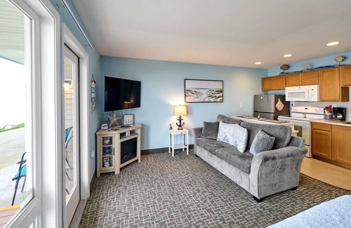 Lincoln City Condo | Oceanfront Studio - Sleeps 4 - Ground Floor - Pool and Hot Tub!