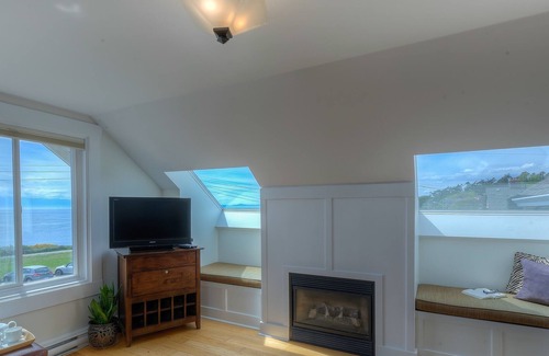 Fairfield House | Oceanfront Townhouse - close to downtown ***PET FRIENDLY***