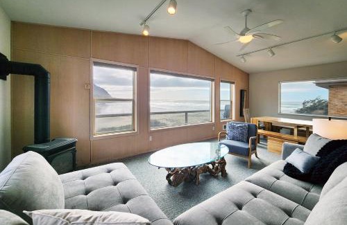 Yachats House | Oceanfront Views! Hot Tub! Starlit Shores