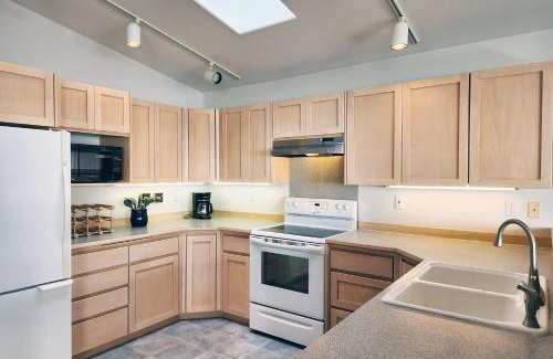 Yachats House | Oceanfront Views! Hot Tub! Starlit Shores