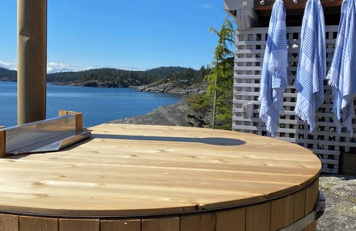 Halfmoon Bay Apartment | Oceanfront Wood Fired Tub - Studio Sacré