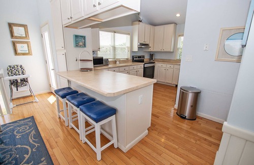 Whale Head Hill House | Oceanside, Close to the Beach, Private Pool, Hot Tub! 740, Wild Horses