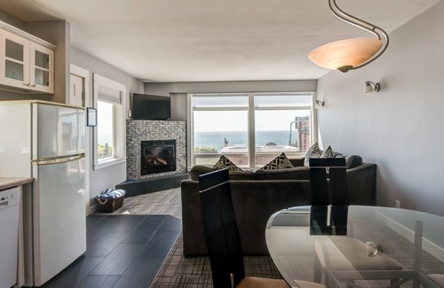 Logsden Apartment | Oceanview 2Bed with Jacuzzi & Dog-Friendly
