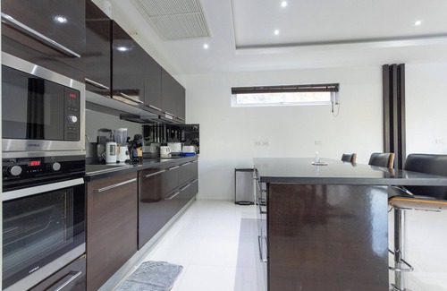 Chalong Villa | Oceanview 4BR Villa Jacuzzi Escape V180