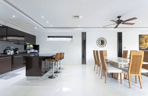 Chalong Villa | Oceanview 4BR Villa Jacuzzi Escape V180