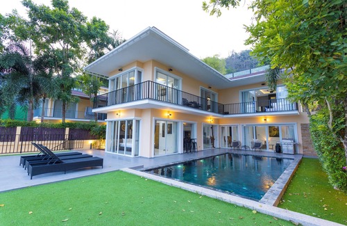Chalong Villa | Oceanview 4BR Villa Jacuzzi Escape V180